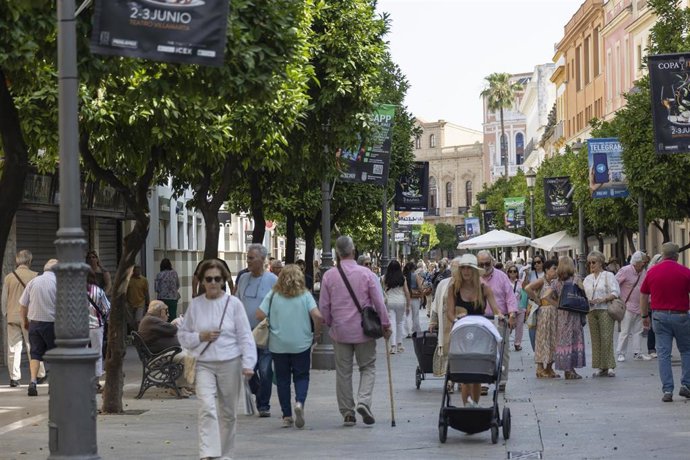 Archivo - Ciudadanos paseando por la calle Larga de Jerez de la Frontera