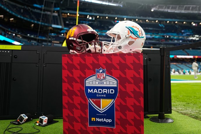 Los cascos de los Miami Dolphins y los Washington Commanders en el Estadio Santiago Bernabéu