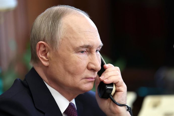 Archivo - RUSSIA, MOSCOW - MAY 22, 2025: Russia's President Vladimir Putin speaks on the phone with Nikolai Volobuyev, head of the Kursk Region's Belovsky District. Volobuyev was injured in a Ukrainian drone attack and is at the hospital