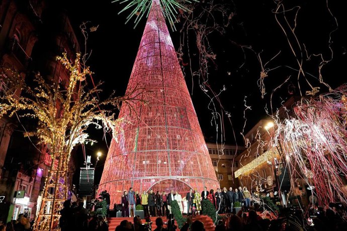 Imagen de acto de encendido de las luces de Navidad de Vigo 2025.