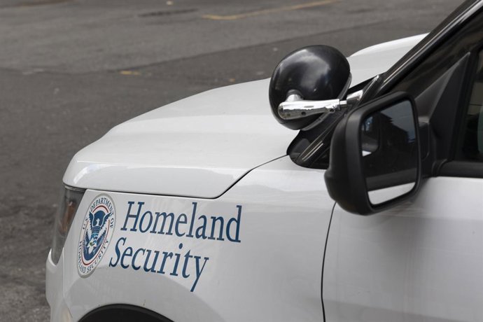 6 de novembro de 2025, Nova York, Nova York, EUA: Um carro de polícia do lado de fora da entrada do 26 Federal Plaza no Centro Cívico de Manhattan tem uma insígnia onde se lê 'U.S. DEPARTMENT OF HOMELAND SECURITY'. A instalação abriga os escritórios do IC