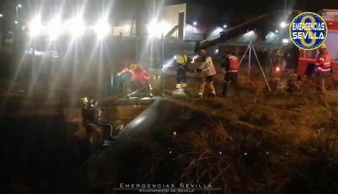 Rescate de los Bomberos de un joven de 15 años en la calle Taiwán (Sevilla).
