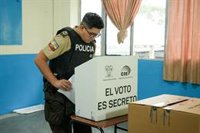 Ecuador moviliza a 118.000 militares y policías por el referéndum de este domingo