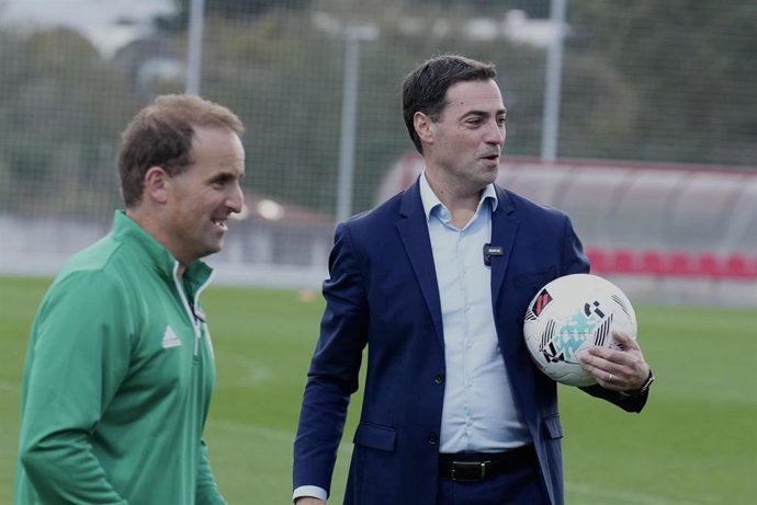 El lehendakari, Imanol Pradales (d), conversa con el seleccionador de la selección vasca, Jagoba Arrasate