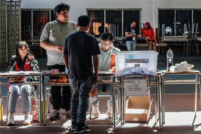 Archivo - Arquivo - 17 de dezembro de 2023, Valparaiso, Chile: Pessoas votando durante o contexto do plebiscito nacional. Plebiscito constitucional chileno de 2023, referendo realizado em 17 de dezembro com o objetivo de determinar se os cidadãos concorda