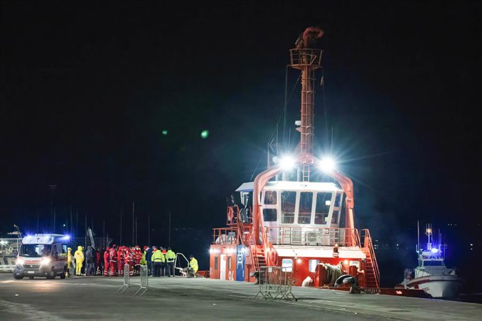 Archivo - March 16, 2024, Catania, Italy: The tugboat arrives inside the port escorted by the Coast Guard. On the platform, rescuers with ambulances are ready to help the migrants MEDEVAC (Medical evacuation) for 23 migrants on the Ocean Viking, blocked o