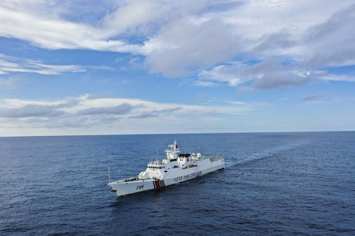 Archivo - SOUTH CHINA SEA, Sept. 19, 2024  -- An aerial drone photo taken on Sept. 10, 2024 shows China Coast Guard (CCG) vessel Sifang patrolling in waters adjacent to China's Huangyan Dao.