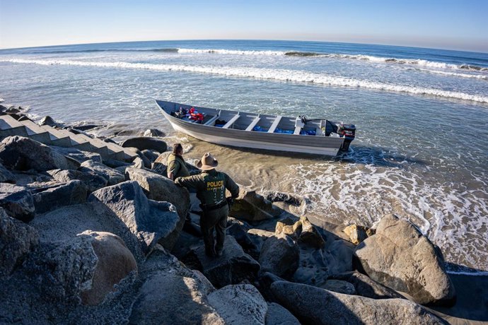 Archivo - November 21, 2024, Oceanside, California, USA: Agents with the Immigration and Customs Enforcement: Border Patrol standby on November 21, 2024, as an active investigation into an abandoned boat may have been used to allegedly smuggle migrants in