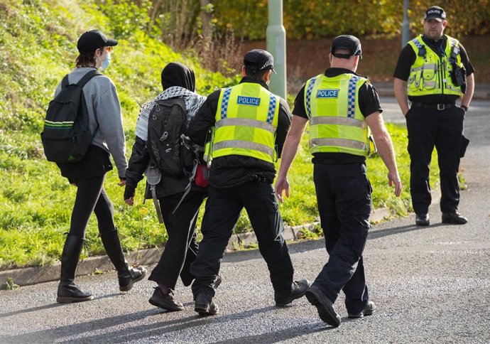 Policía detiene a manifestantes en Reino Unido (archivo).