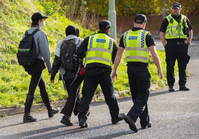 2 de novembro de 2025, Gloucester, Gloucestershire, Reino Unido: Gloucester, Reino Unido. Um manifestante foi detido pela polícia enquanto os manifestantes da Gloucester Solidarity Network realizavam uma contraprotesto contra manifestantes antimigrantes q