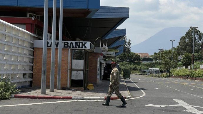 Archivo - Un guerrillero del M23 en el aeropuerto de Goma, la capital de Kivu Norte