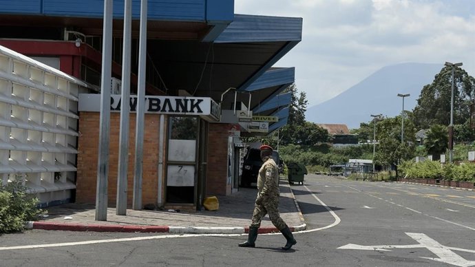 Archivo - GOMA, Oct. 5, 2025  -- This file photo taken with a mobile phone on Sept. 21, 2025 shows a member of the March 23 Movement (M23) walking at the airport of Goma, North Kivu Province, the Democratic Republic of the Congo (DRC). More than eight mon