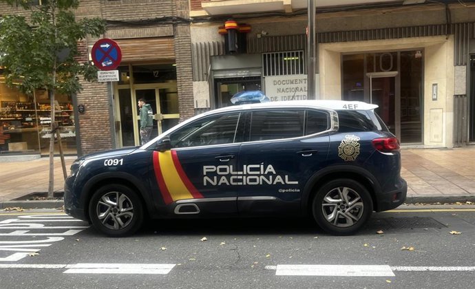 Vehículo de Policía Nacional estacionado en una calle de Zaragoza.