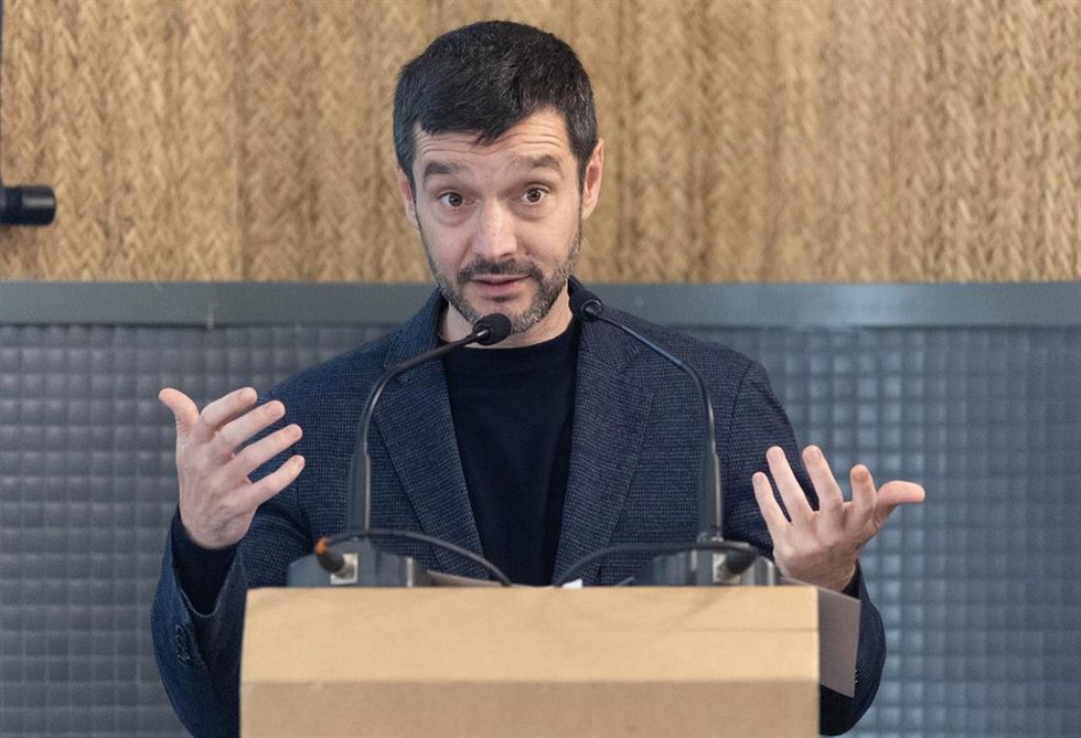 El ministro de Derechos Sociales, Consumo y Agenda 2030, Pablo Bustinduy, durante la apertura del acto '10 años de la estrategia española de autismo', en el Impact Hub Piamonte, a 14 de noviembre de 2025, en Madrid (España). El acto conmemora el décimo 
