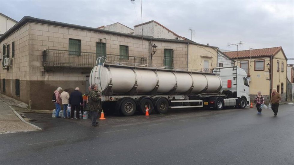 Cisterna enviada a la localidad cacereña de Oliva de Plasencia