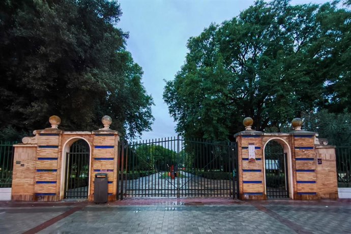 Exterior del Parque de los Príncipes de Sevilla, cerrado por el aviso amarillo por lluvias debido a la borrasca Claudia.