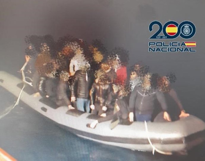Imagen de la patera interceptada en Almería. N