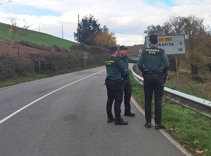 Agentes durante la búsqueda del hombre desaparecido.
