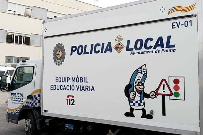 Van da unidade de Educação sobre Segurança Viária da Polícia Local de Palma.