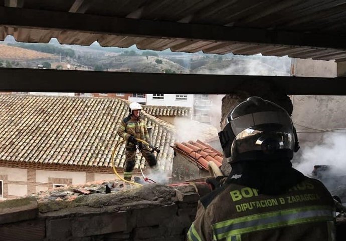 Bomneros de la DPZ en el incendio de una vivienda.