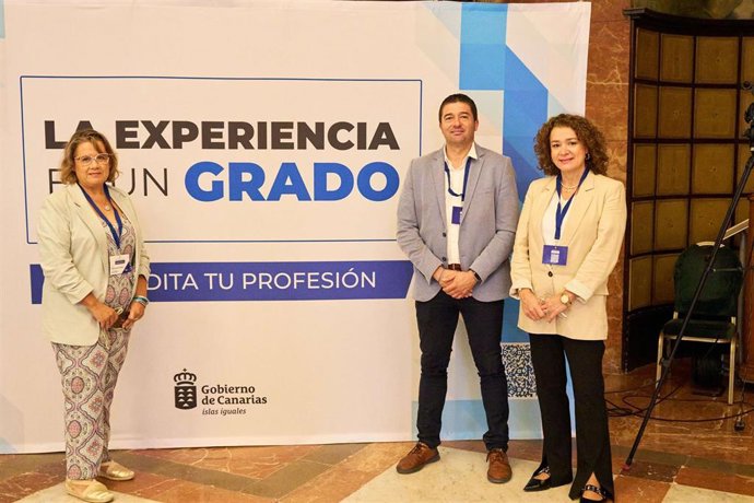 El director general de Formación Profesional, Enseñanzas de Régimen Especial y Educación Permanente, Luis Quiñonero, y el equipo del Icuam en Canarias, en un foro sobre la acreditación de competencias profesionales de trabajadores sin titulación