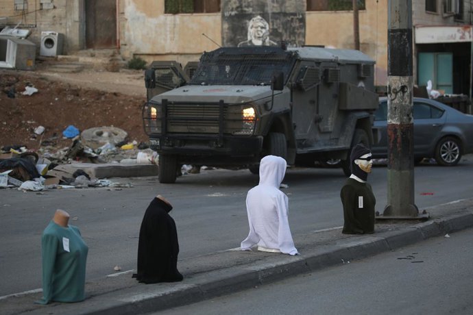 October 21, 2025, Nablus, West Bank, Palestinian Territory: Israeli soldiers take position during a military raid in the West Bank city of Nablus, 21 October 2025