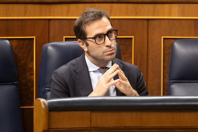 Archivo - El ministro de Economía, Comercio y Empresa, Carlos Cuerpo, durante una sesión plenaria, en el Congreso de los Diputados, a 7 de octubre de 2025, en Madrid (España). El Pleno del Congreso debate y vota hoy la Iniciativa Legislativa Popular (ILP)