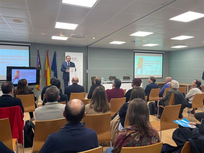 El conseller de Empresa, Autónomos y Energía, Alejandro Sáenz de San Pedro, durante uno de los actos de la Global Entrepreneurship Week.