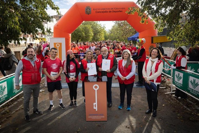 La alcaldesa de Granada, Marifrán Carazo, y el presidente provincial de Cruz Roja, Gabino García, en el inicio de la carrera solidaria de la citada entidad.