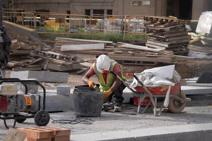 Archivo - Arxivo - Un obrer realitzant obres en les Rambles de Barcelona (Arxiu).