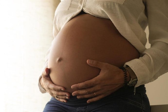 Una mujer embarazada, a 28 de octubre de 2025, en Barcelona, Catalunya (España). Según los datos del Instituto Nacional de Estadística (INE) España registró 155.635 nacimientos en los seis primeros meses de 2025, lo que supone una leve subida respecto al 