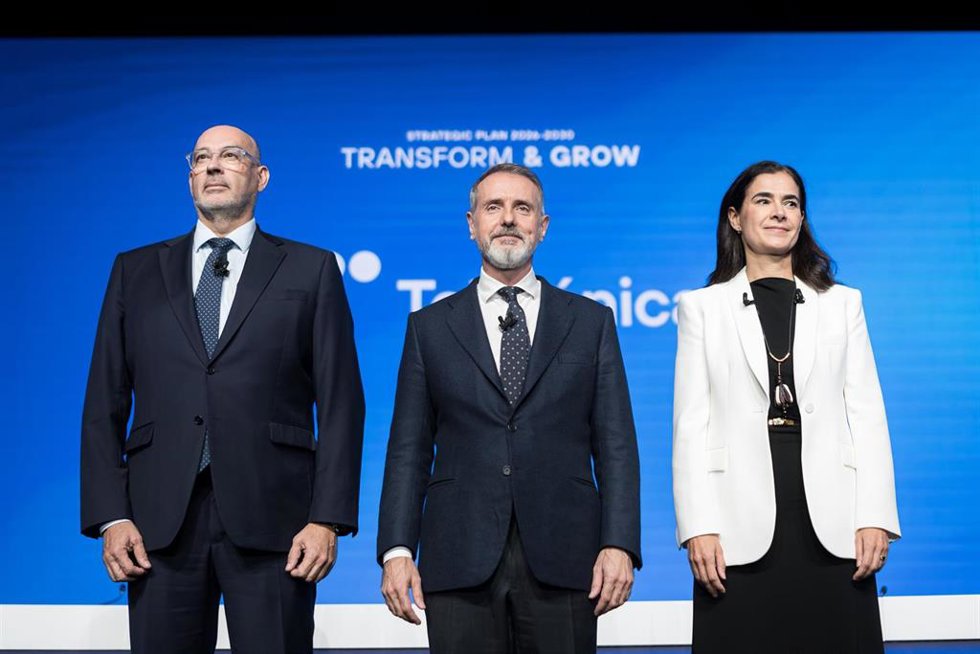 (I-D) El consejero delegado, Emilio Gayo; el presidente de Telefónica, Marc Murtra; y la directora de Finanzas y Control, Laura Abasolo; durante la presentación del nuevo plan estratégico de Telefónica, a 4 de noviembre de 2025, en Madrid (España). Tele