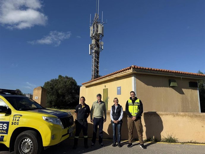 El gerente de IB Digital, Miquel Cardona, durante la instalación de la antena de Tetra IB en Sant Jordi.