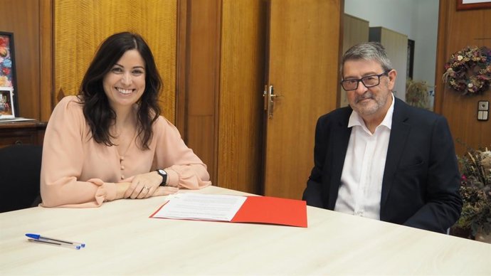 La consejera municipal de Movilidad y Medio Ambiente, Tatiana Gaudes, y el Asociación Provincial del Auto-Taxi, Miguel Izaguirre, En la firma del convenio.