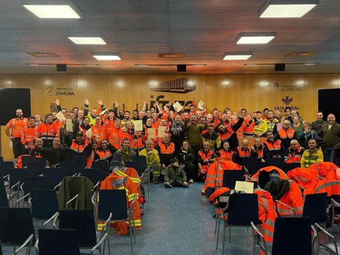 La Junta forma a bomberos, voluntarios de protección civil y alcaldes de Salamanca y Zamora en nuevas técnicas para combatir los incendios en la interfaz urbano-forestal