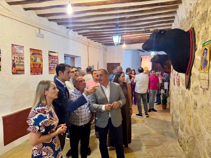 El Director General De Administración Local, Francisco Abril, Y La Alcaldesa De Cehegín, Alicia Del Amor, En Una Exposición Organizada El Pasado Verano Por El Club Taurino Del Municipio.