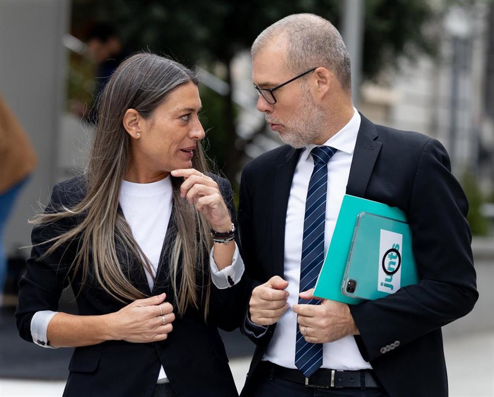 La portavoz de Junts en el Congreso, Miriam Nogueras, y el diputado de Junts Josep Maria Cruset a su llegada a una rueda de prensa para valorar la legislatura, en el Congreso de los Diputados, a 6 de noviembre de 2025, en Madrid (España). Nogueras ha fo