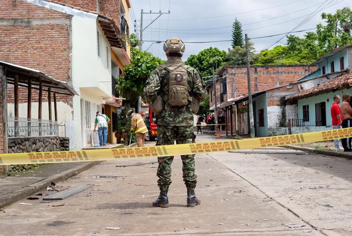 Archivo - Arquivo - 12 de maio de 2024, Jamundi, Valle Del Cauca, Colômbia: A polícia e os militares da Colômbia participam do rescaldo de um ataque com granada contra uma delegacia de polícia em Poterito, Jamundi, Colômbia, em 12 de maio de 2024, que não