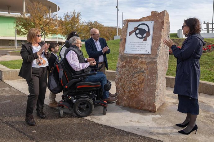 La concejal delegada de Seguridad Vial, Ruth Bravo, junto a representantes de asociaciones de víctimas de la siniestralidad vial en la inauguración del monolito situado en el recinto Expo.