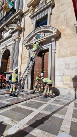Labores del Servicio de Bomberos y el Grupo de Rescate en Entornos Patrimonales (Greps), en un simulacro de emergencia, evacuación y salvaguarda del patrimonio artístico y cultural en la fachada del Palacio de la Real Chancillería de Granada.