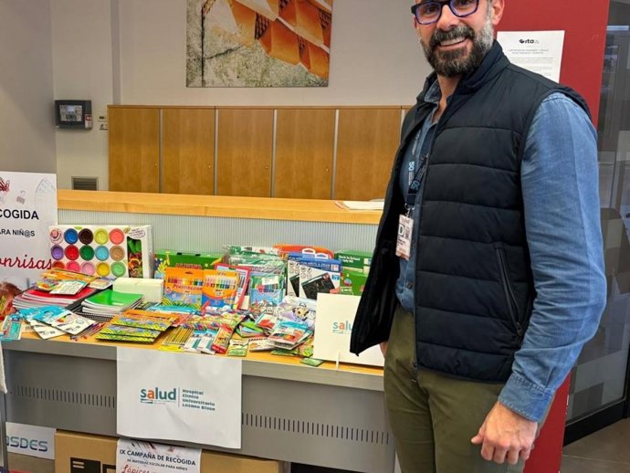 El director del Hospital Clínico Universitario Lozano Blesa de Zaragoza, Diego Rodríguez Mena, con el material que va a recibir su centro gracias a la campaña solidaria 'Lápices y sonrisas'.