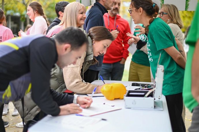 La diputada María Rodrigo, portavoz de Educación en el grupo parlamentario socialista, este domingo en Cuarte de Huerva en la recogida de firmas del IES Martina Bescós.