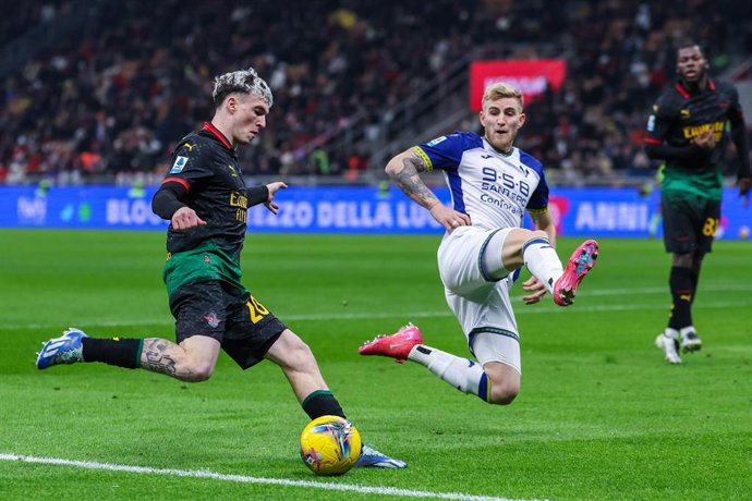 Archivo - 15 February 2025, Italy, Milan: AC Milan's Alejandro Jimenez Sanchez and Hellas Verona's Nicolas Valentini battle for the ball during the Italian Serie A soccer match between AC Milan and Hellas Verona at San Siro Stadium. Photo: Fabrizio Carabe