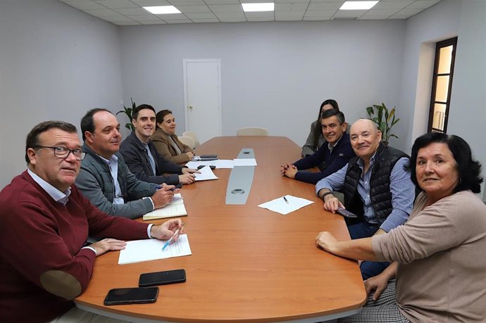 El Ayuntamiento y vecinos de Pío XII acuerdan cambios de circulación y mejoras en la barriada
