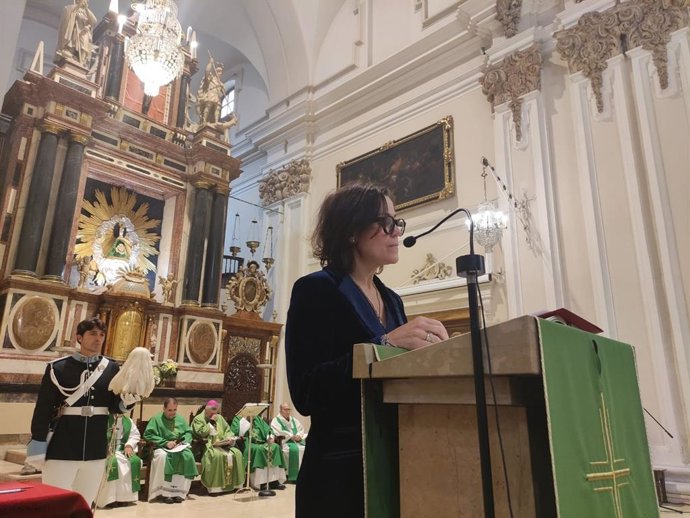 La concejal delegada de Viogén, Ruth Bravo, en un momento de su intervención en la iglesia del Portillo en el acto de la Policía Local de Zaragoza.