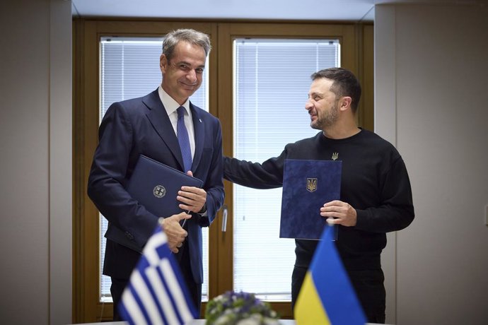 Archivo - Arquivo - 17 de outubro de 2024, Bruxelas, Bélgica: O presidente ucraniano Volodymyr Zelenskyy, à direita, troca um acordo de defesa assinado com o primeiro-ministro grego Kyriakos Mitsotakis, à esquerda, à margem da cúpula de dois dias do Conse