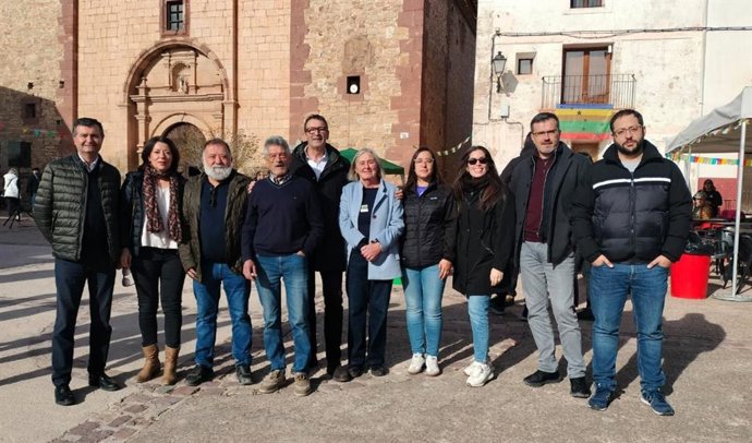 El secretario general de los socialistas turolenses, Rafael Guía, junto a otros representantes públicos del PSOE como Silvia Gimeno, Herminio Sancho o Ángel Peralta, entre otros, en Torres de Arcas.