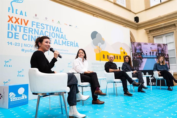 Las actrices Lola Dueñas, Nora Navas, María Hervás y Ángela Cervantes, junto al moderador Luis Alegre, durante su participación en una de las mesas redondas del Festival Internacional de Cine de Almería (Fical).
