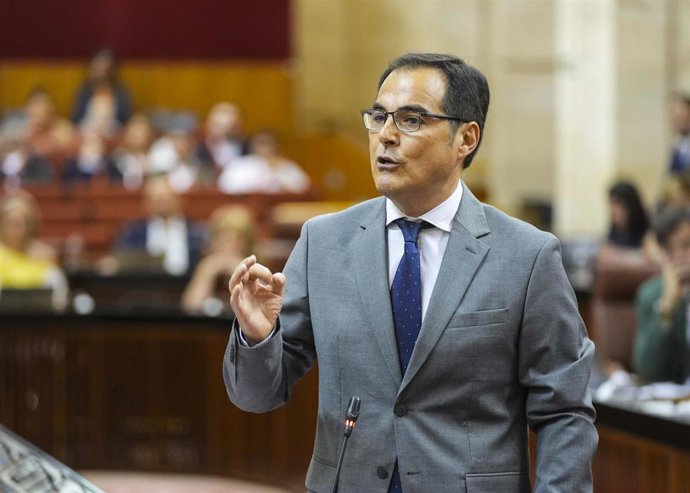 Archivo - Imagen de archivo del consejero de Justicia, Administración Local y Función Pública de la Junta de Andalucía, José Antonio Nieto, en el Pleno del Parlamento.