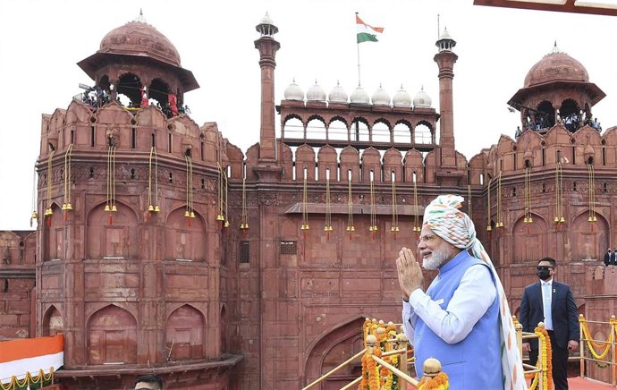 Archivo - El primer ministro de India, Narendra Modi, se dirige a la población desde el Fuerte Rojo de Delhi 